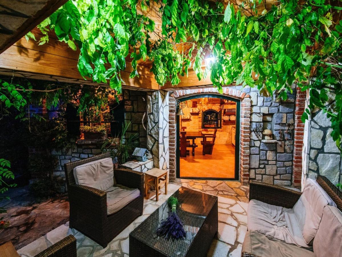 Beautiful Holiday Home With Private Pool, Nice Garden With Relax Area, Taverne 마슬레니차 외부 사진